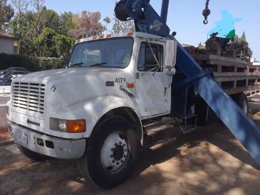 2000 INTERNATIONAL 4700 Flatbed Truck