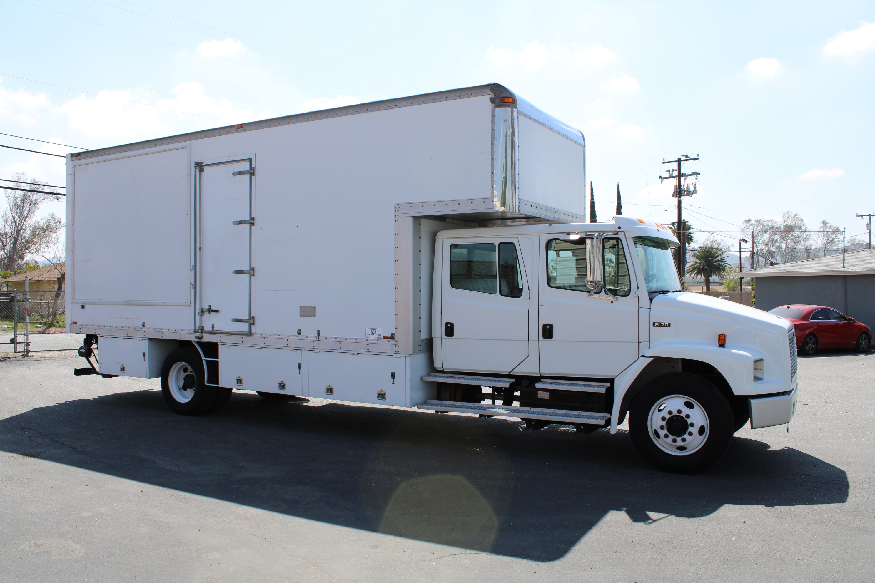 2001 Freightliner FL70 22 Ft. Crew Cab 5 Ton Box Van Grip Truck For