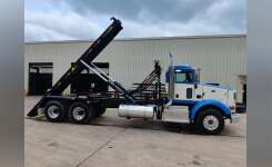 2015 PETERBILT 365 Garbage Truck, Grapple Truck, Roll Off Truck in Waller, TX