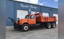 2002 INTERNATIONAL 4900 Plow Truck - Spreader Truck in Des Moines, IA