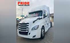 2018 FREIGHTLINER CASCADIA 126 Conventional - Sleeper Truck, Tractor in Fresno, CA