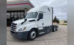 2019 FREIGHTLINER CASCADIA 126 Conventional - Sleeper Truck, Tractor in Savage, MN