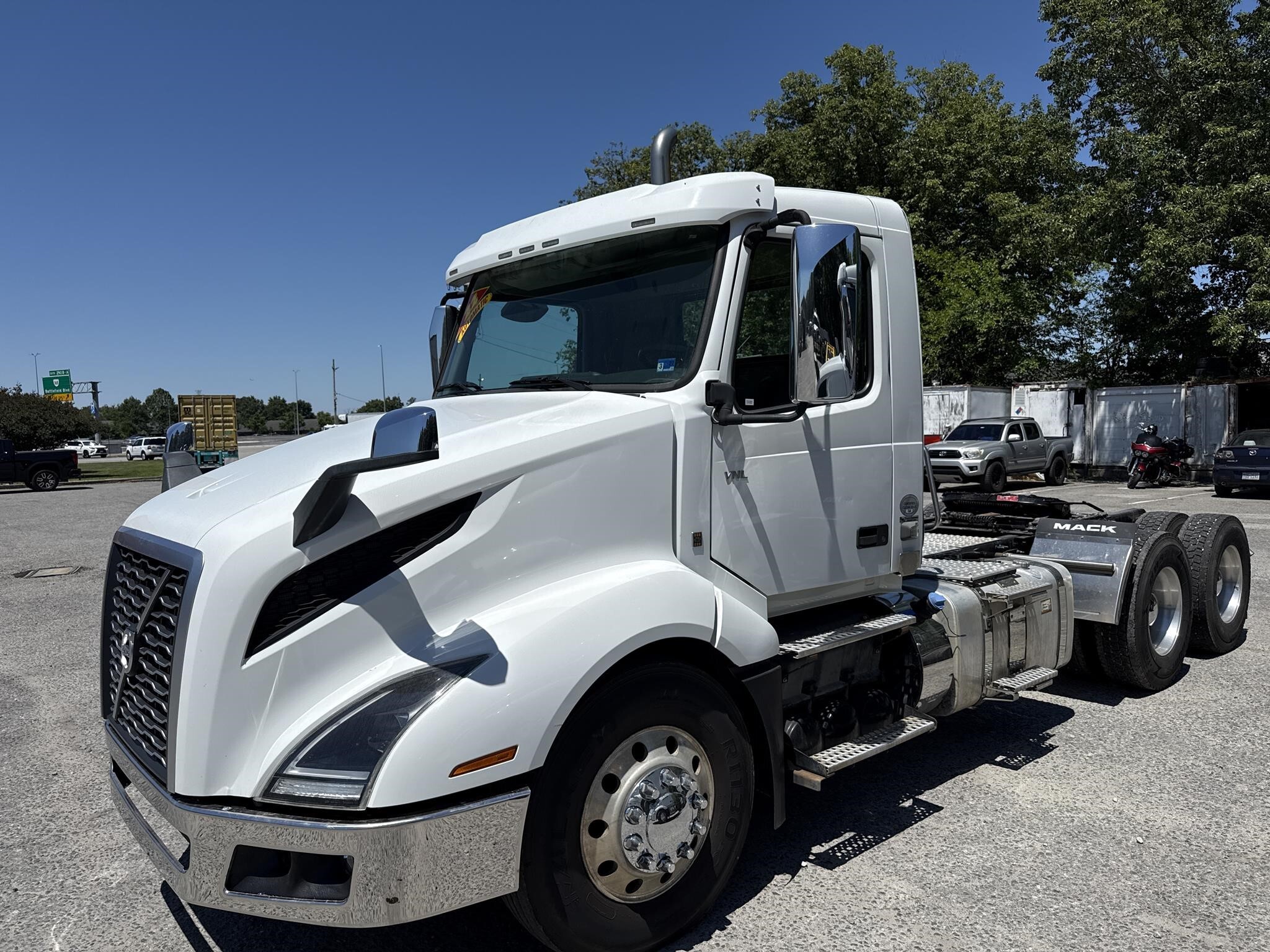 Photo of a 2022 Volvo VNL64T300