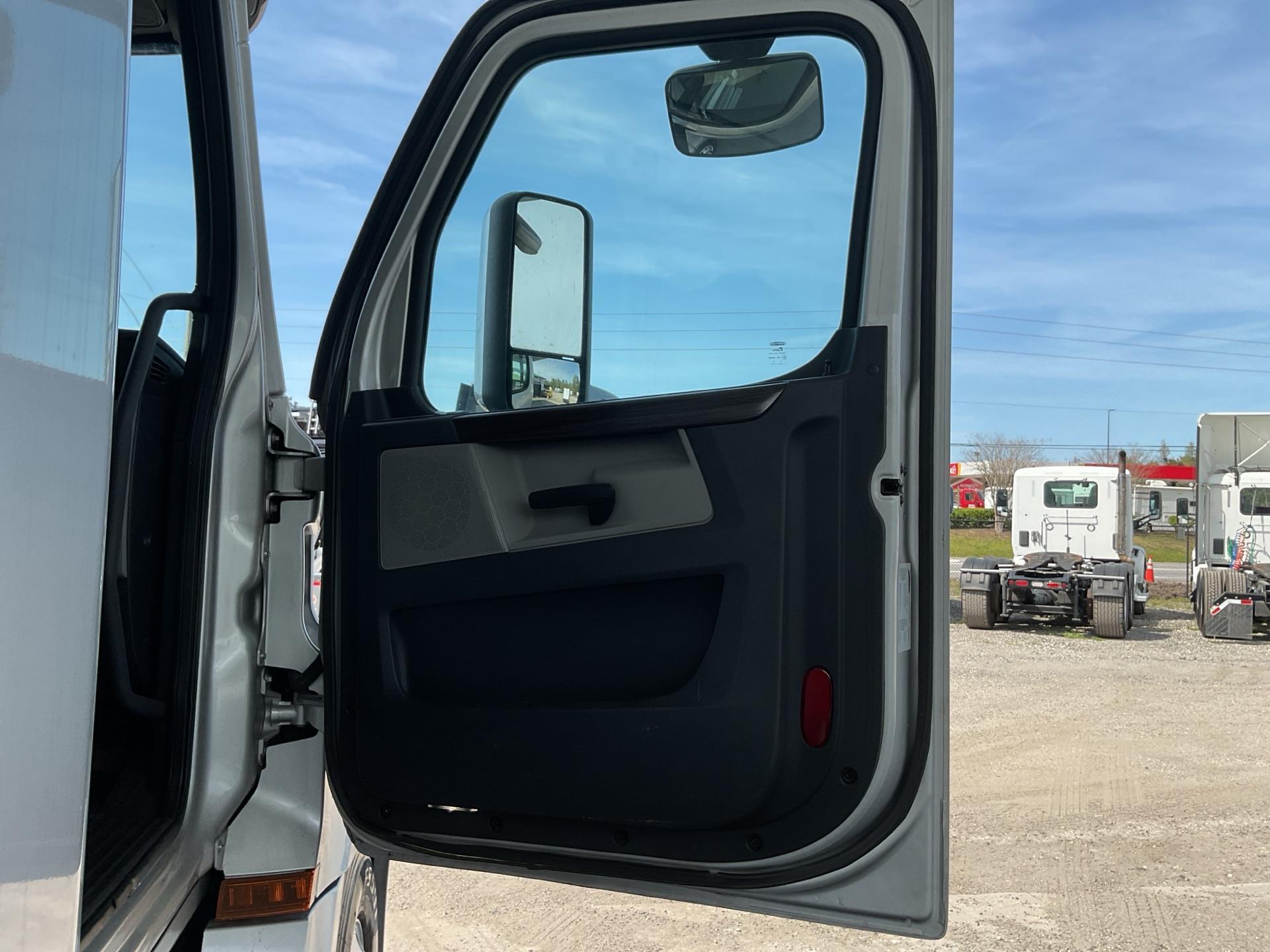 2019 Freightliner Cascadia 126